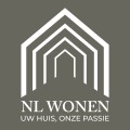 NLWONEN_LOGO_PAYOFF_WIT met achtergrond